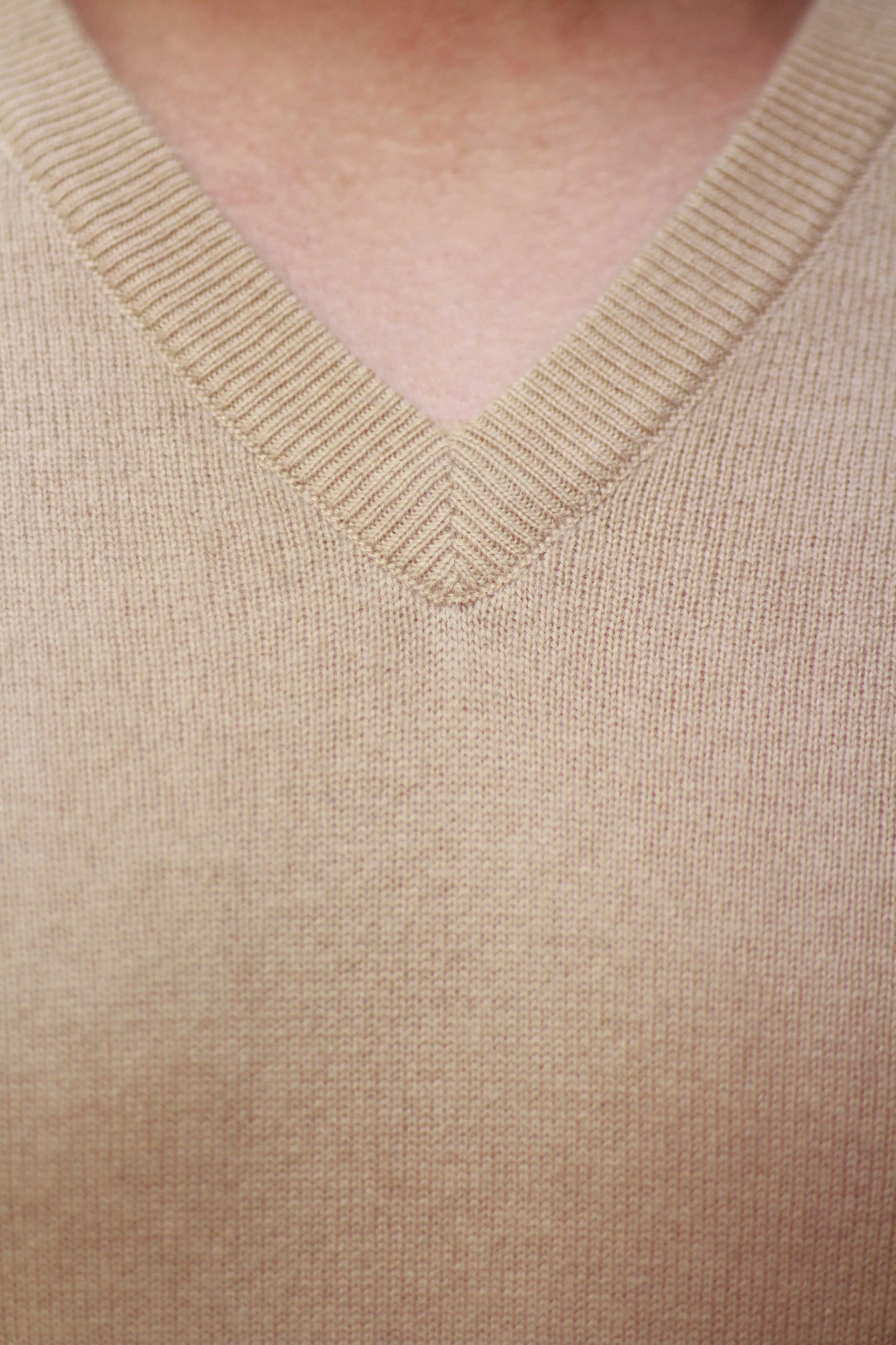 Men's Wheat-Brown Cashmere V-Neck Pullover Sweater